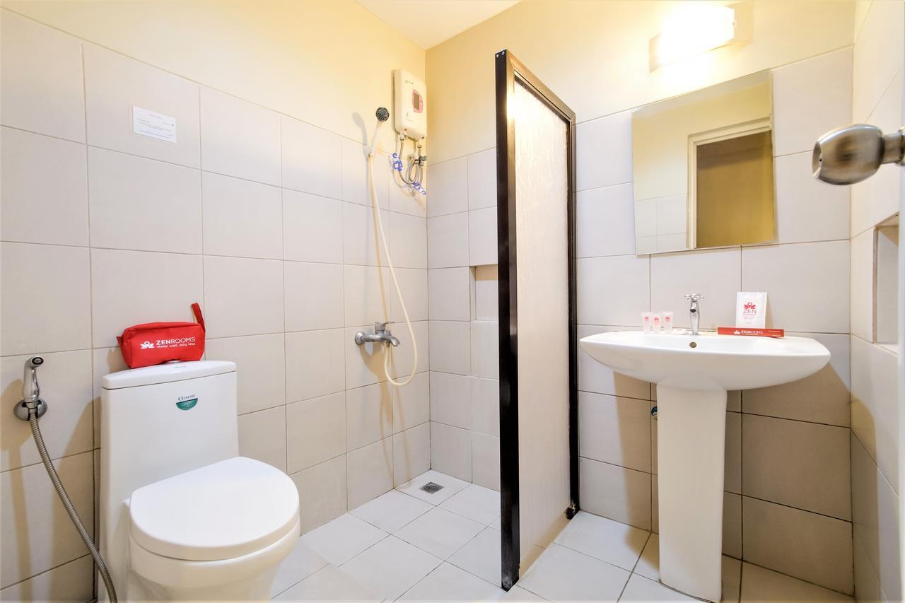 Zen Rooms Basic Aurora Пасай Екстериор снимка