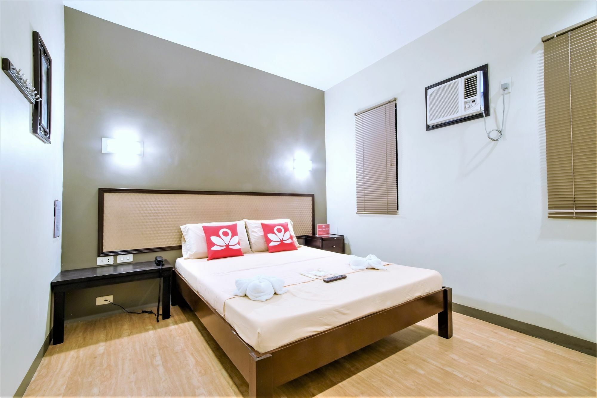 Zen Rooms Basic Aurora Пасай Екстериор снимка